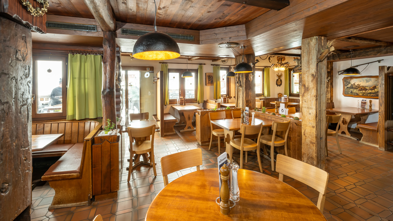 Restaurant-Walliserstube-Bettmeralp-Saal-3