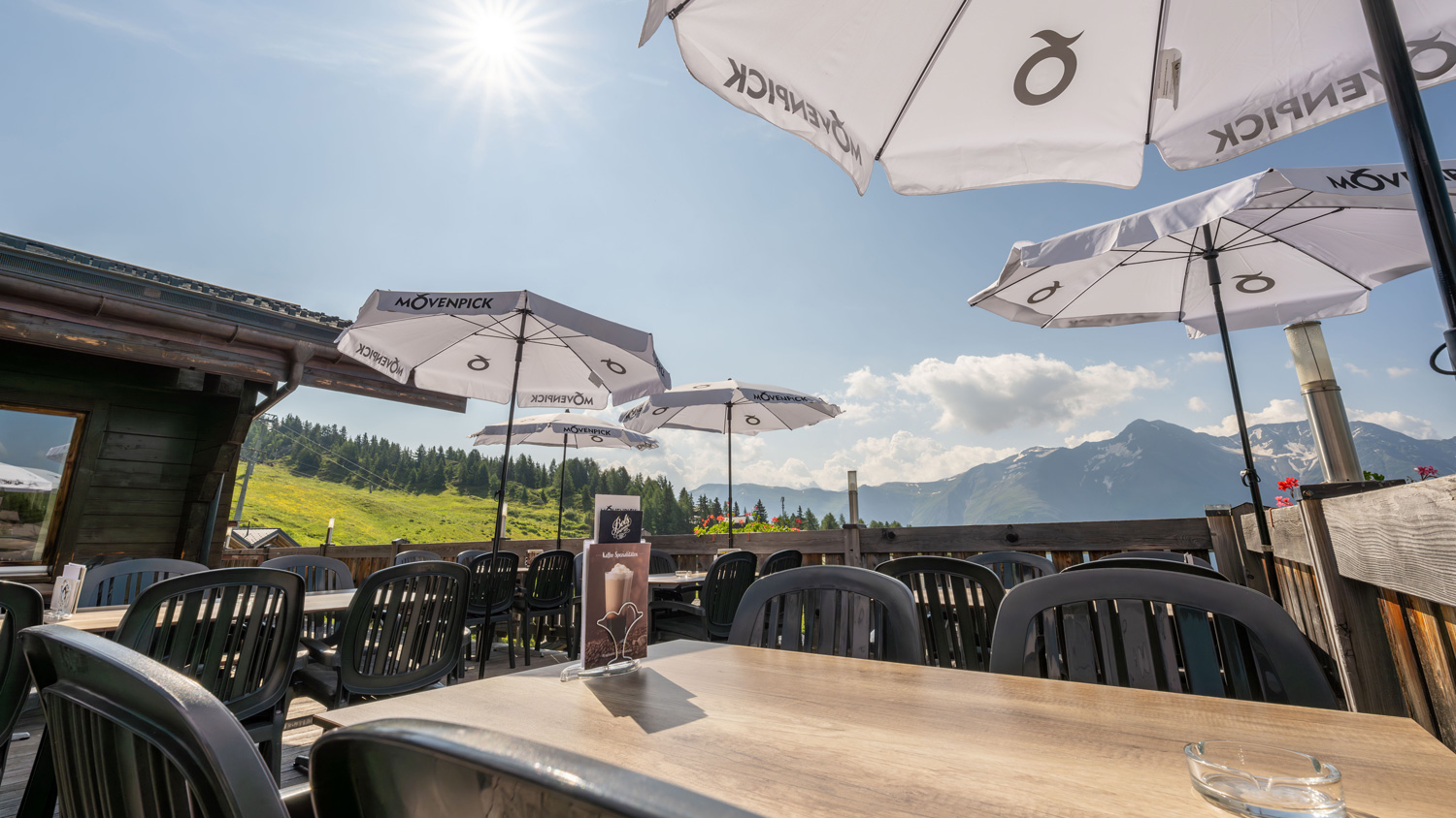 Restaurant-Walliserstube-Bettmeralp-Sommer-Terasse-Tische
