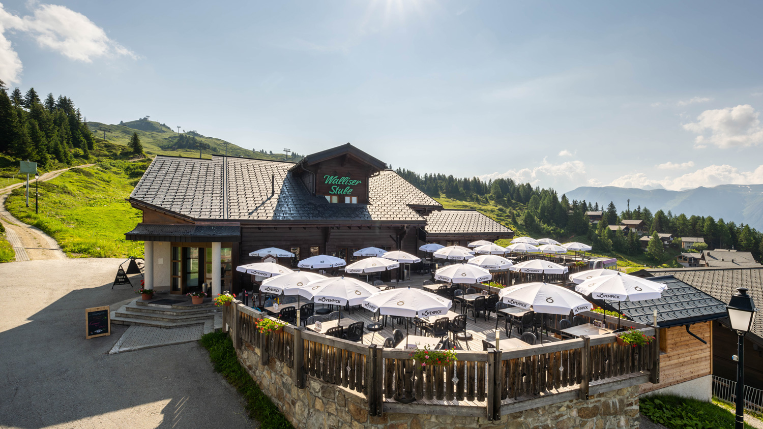 Restaurant-Walliserstube-Bettmeralp-Sommer-Terasse